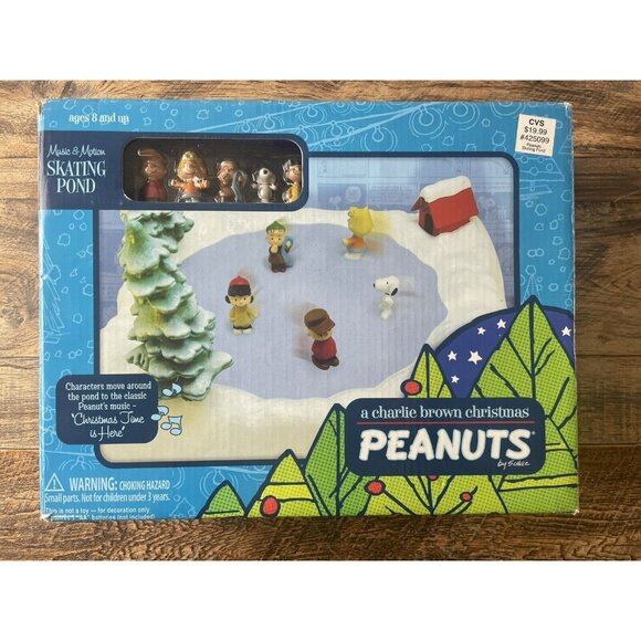 A Charlie Brown Peanuts Christmas Skating Pond Music & Motion 2007 Snoopy Used - Picture 2 of 16